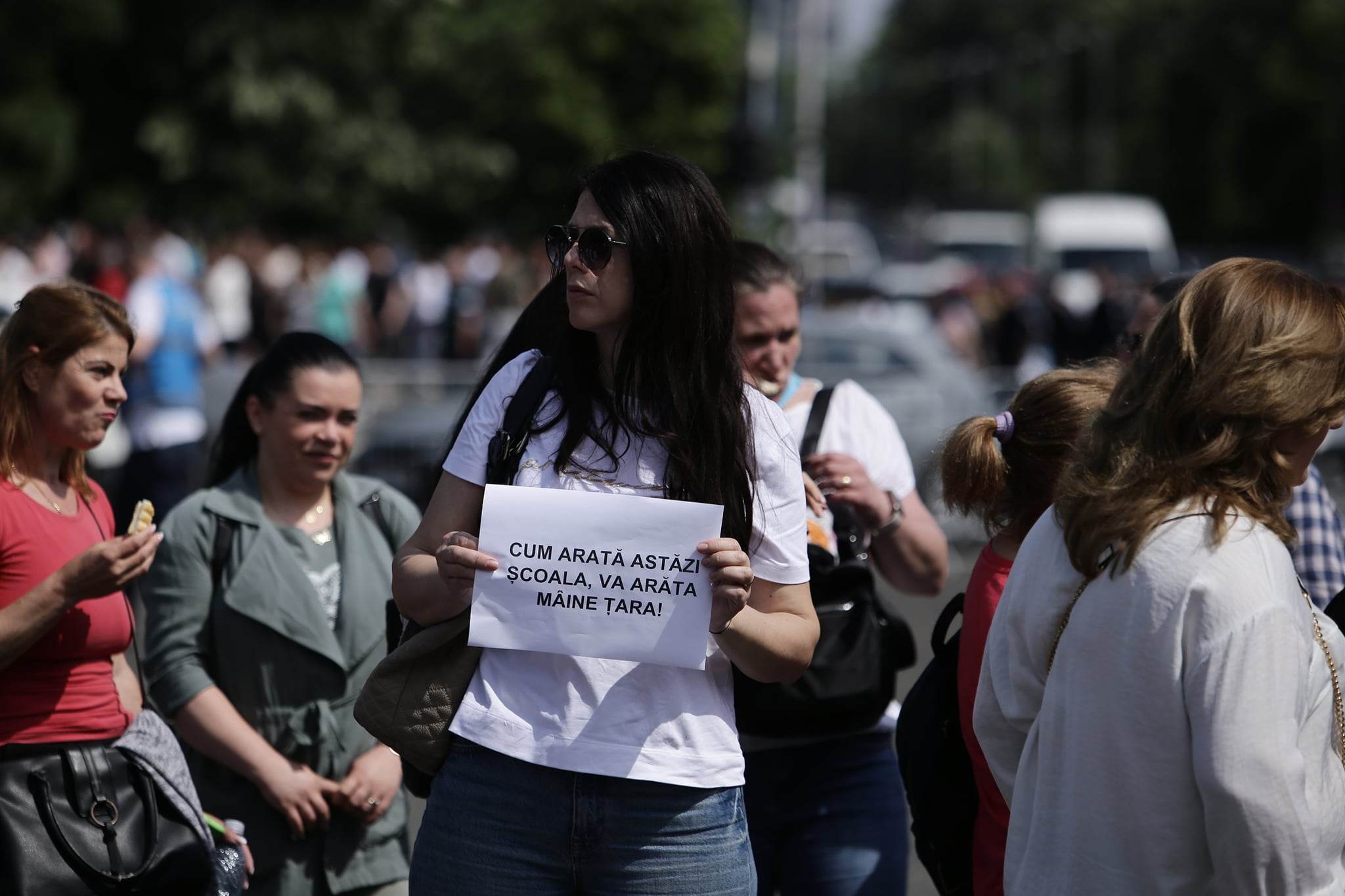 „Nu se poate România educată, cu salarii de altădată”. Mii de cadre didactice au protestat în stradă, în a patra zi de grevă