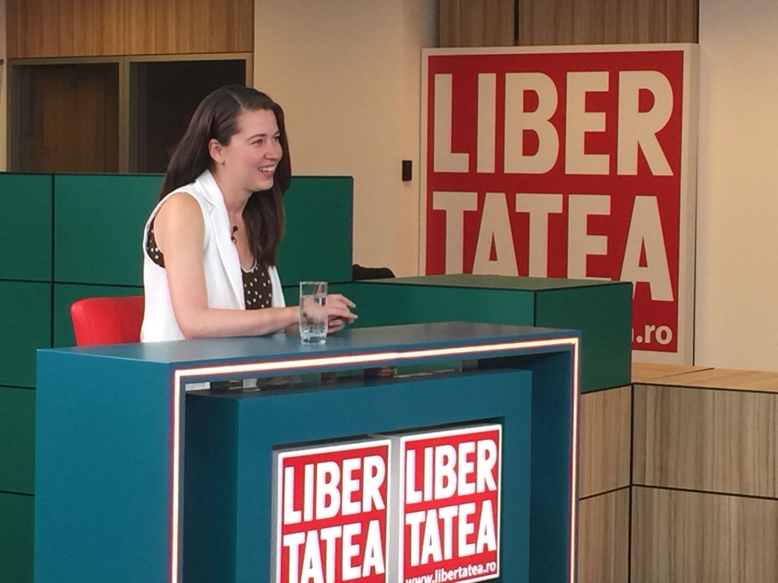 VIDEO/ Roxana Lupu, actrița care a jucat-o pe Regina Elisabeta II, povestește cum a obținut rolul și cum a reușit să intre în pielea unui asemenea personaj