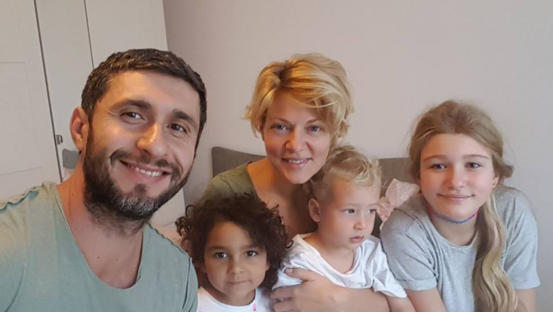 Cum se descurcă copiii lui Dragoș Bucur la școala online și ce talente au. Sofia, fata cea mare, a muncit la afacerea mamei: „A împlinit 18 ani”