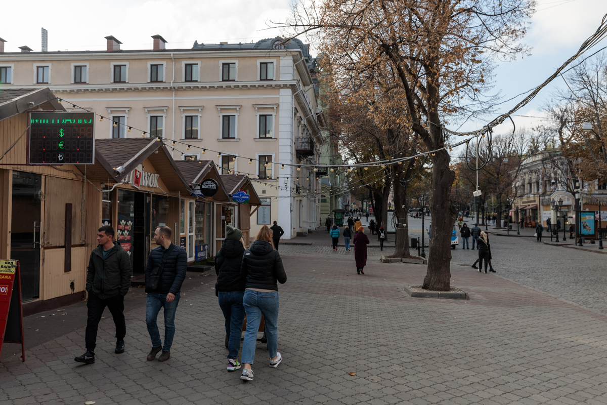 Însemnări din Odesa. Înainte de război, ghizii transportau turiștii cu mașini electrice. Astăzi, monumentele UNESCO sunt protejate în cutii antibombă