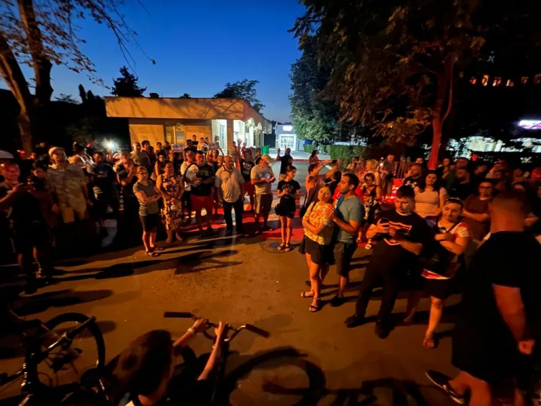 Nou protest cu sute de oameni în faţa maternităţii din Botoșani, după moartea Alexandrei. „Cei vinovați să nu mai profeseze”