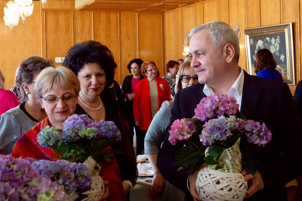 FOTO | Liviu Dragnea şi iubita sa, Irina Tănase, alături de femeile din PSD, de 8 martie. Petrecerea s-a ţinut la o vilă de protocol a statului