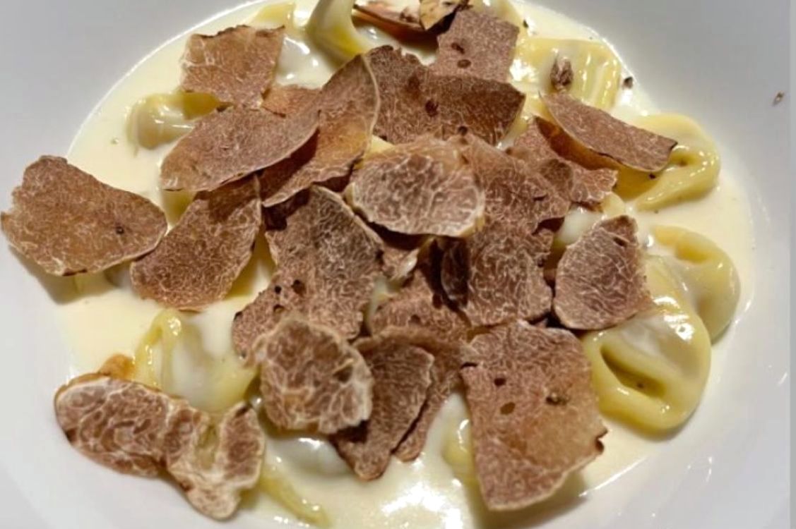 Un român a gătit o trufă la o cină exclusivistă de 10.000 de euro, într-un restaurant cu o stea Michelin, din Italia