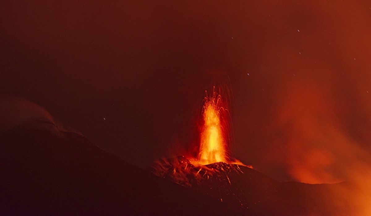 Vulcanul Etna a erupt cu un nor imens de cenușă: haos pe aeroportul din Catania, care a fost închis