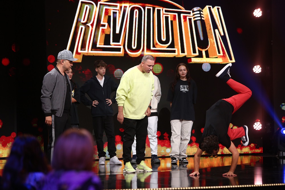 Amna și Piticu, la „Stand-Up Revolution”. Cântăreața le-a lansat juraților o provocare muzicală, iar artistul le-a făcut un dans surpriză