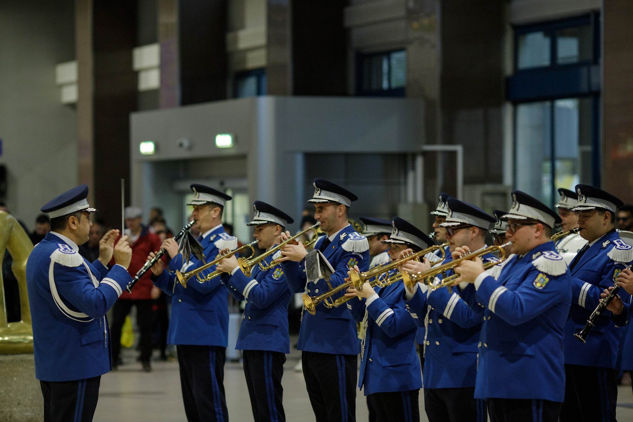 Flashmob pe Aeroportul Otopeni, de 1 Decembrie: defilări ale Jandarmeriei Române pe melodii folclorice interpretate de fanfară. VIDEO