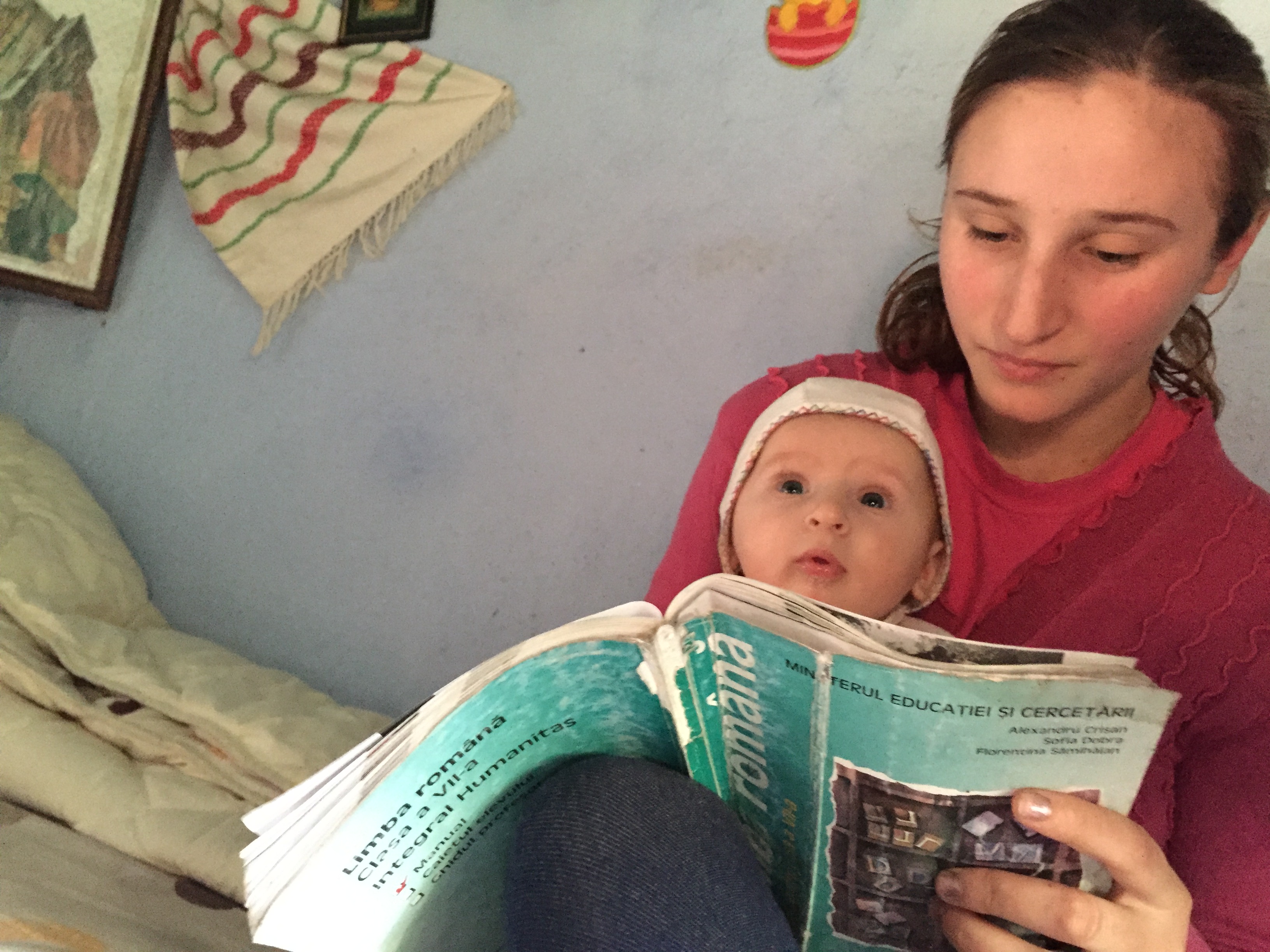 Anamaria nu are buletin, dar a luat deja viața în piept! Este mamă la 13 ani și își crește copilul într-un fost grajd!