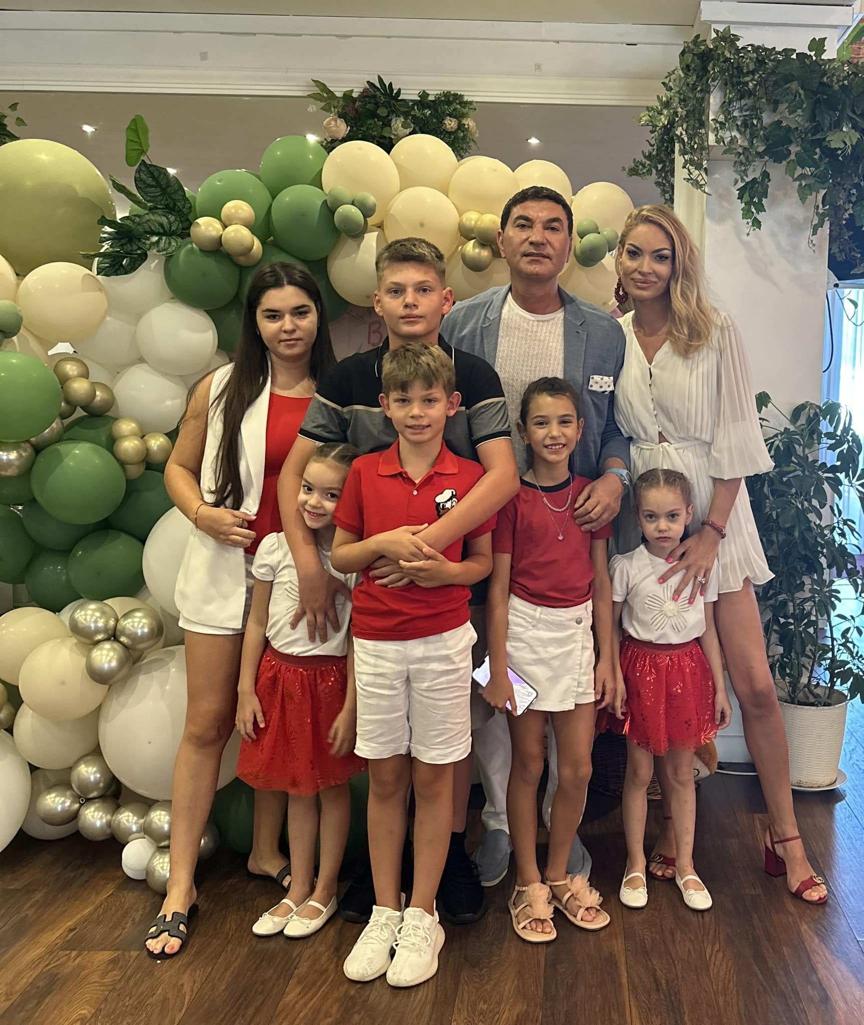 Cum a apărut Cristi Borcea alături de cei 9 copii ai săi. George Alexandru și Gloria sunt moștenitorii lui din mariajul cu Alina Vidican