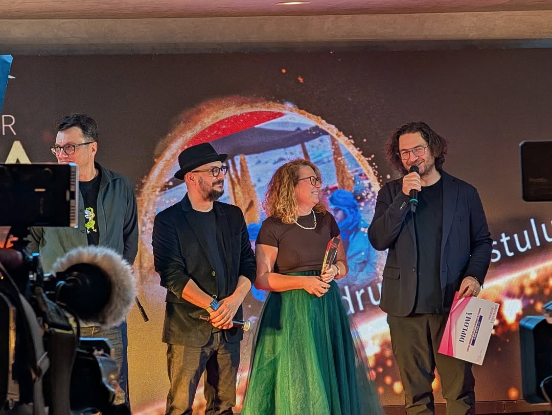 Moment inedit la Premiile TVmania: Shurubel și Bogdan Ciudoiu de la PRO TV au oferit un premiu pentru „SuperNeatza cu Răzvan și Dani”, emisiune de la Antena 1