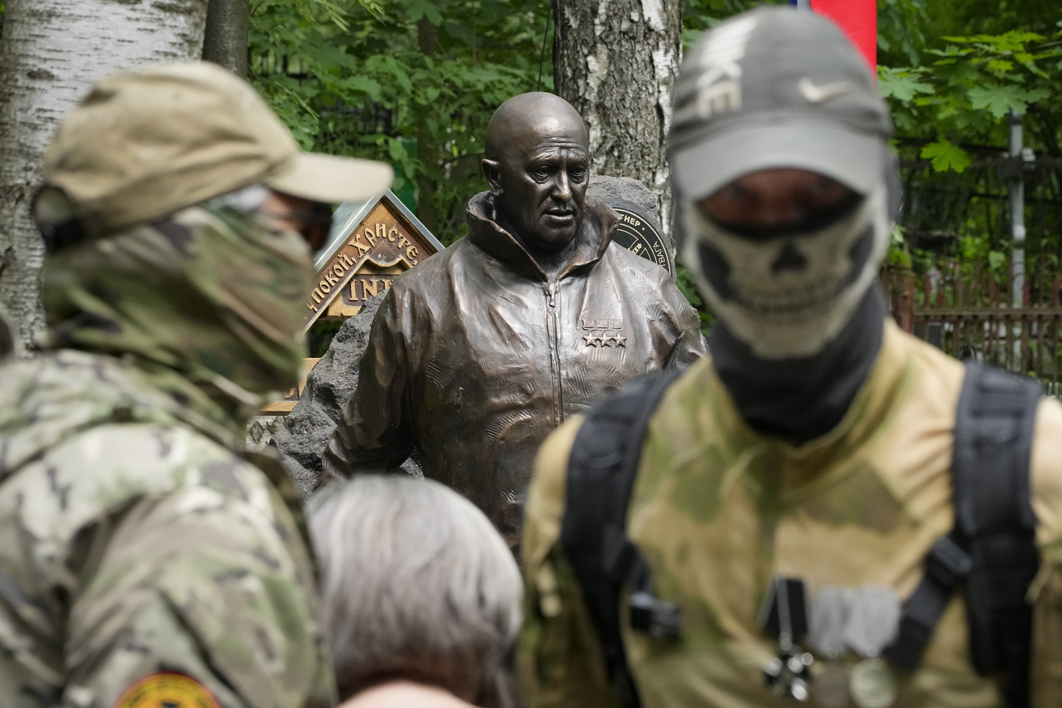 O statuie de bronz a lui Evgheni Prigojin, dezvelită la mormântul său din Sankt Petersburg