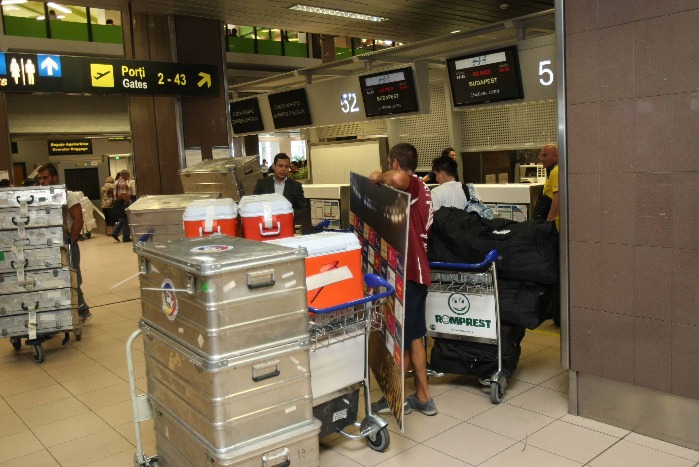 PRELIMINARIILE EURO 2016, UNGARIA - ROMÂNIA (vineri, ora 21.45, TVR 1) / Selecționerul Anghel Iordănescu a renunțat la supersitiții și ^a lăsat femei în avionul care i-a transportat pe tricolori la Budapesta, pentru mare meci cu rivalii istorici / GALERIE FOTO