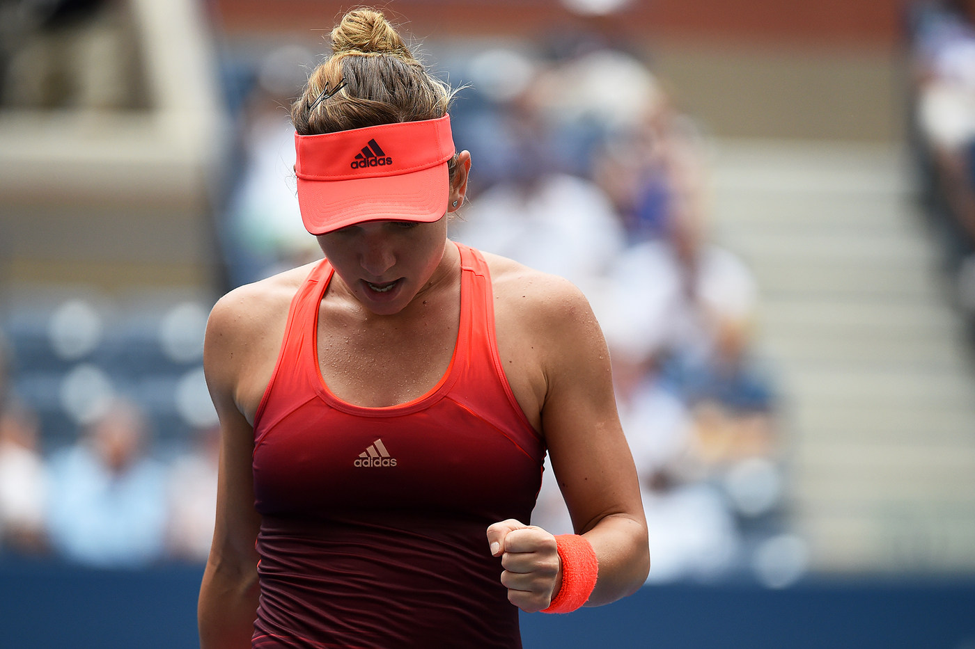Superperformanţă realizată de Simona Halep, care a învins-o pe Victoria Azarenka, în trei seturi, şi s-a calificat în semifinalele de la US Open. Românca a condus ostilităţile în primul set, l-a cedat pe cel secund, dar a fost formidabilă în decisiv. Meciul a fost întrerupt o oră în ultimul act din cauza ploii. Simona a egalat performanţa Irinei Spârlea din 1997 / LIVE BLOG & SUPERGALERIE FOTO