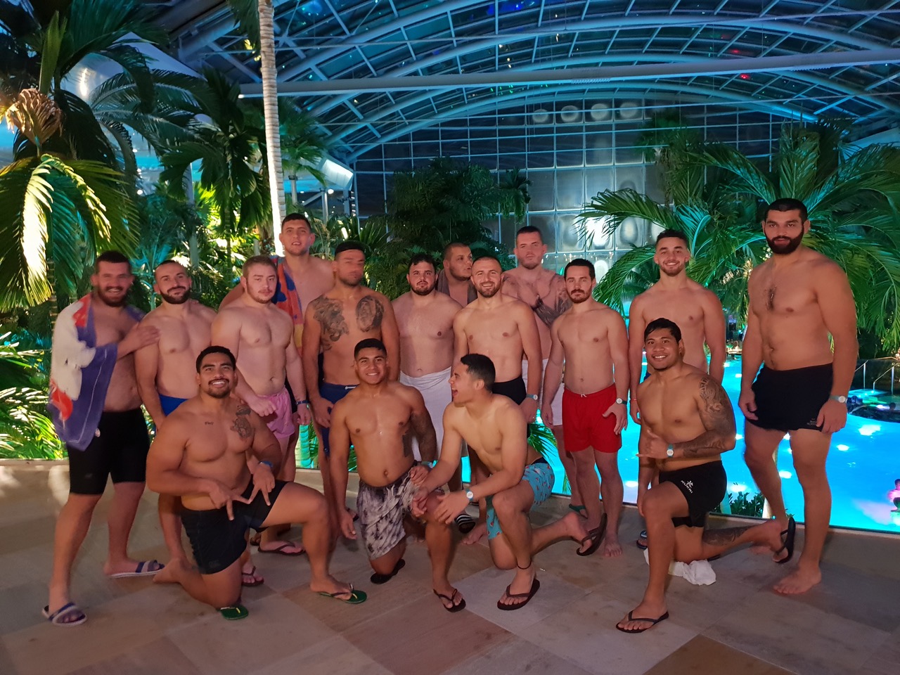 Rugbiștii de la CSM București și-au etalat tatuajele la bazin! ”Tarzan”, lider în junglă