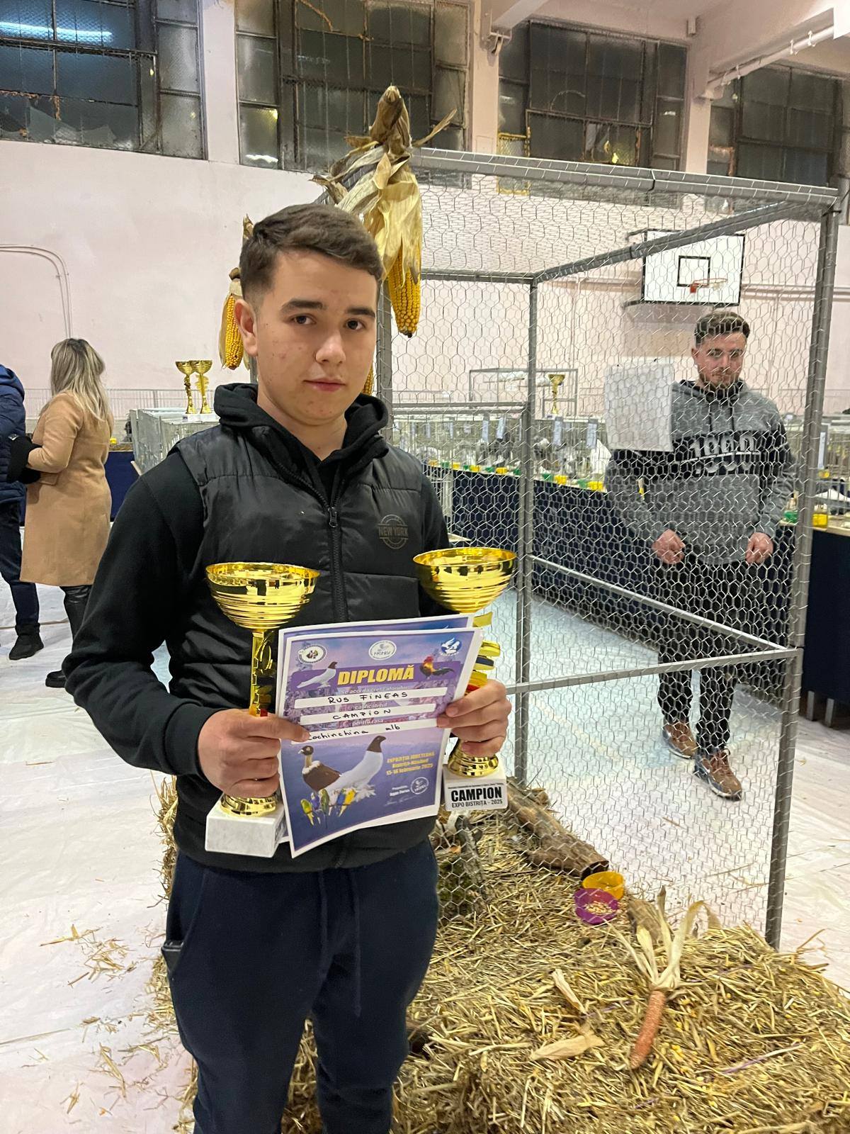 Un elev de 16 ani din Bistrița, care crește sute de păsări de rasă, a câștigat 11 titluri de campion
