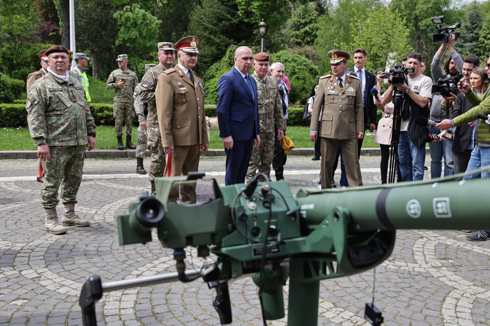 Ziua Forțelor Terestre 2025. Ilie Bolojan a vizitat fără Marcel Ciolacu expoziția de echipamente și tehnică militară din Parcul Carol | VIDEO