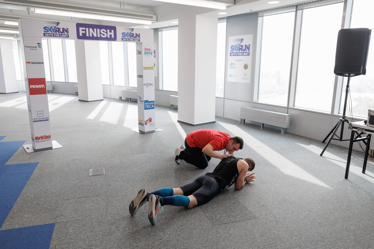 780 de oameni au urcat cele 620 de scări ale Sky Tower, cea mai înaltă clădire din București. Cel mai vârstnic participant a avut 77 de ani: „Merg la sală de cinci ori pe săptămână”