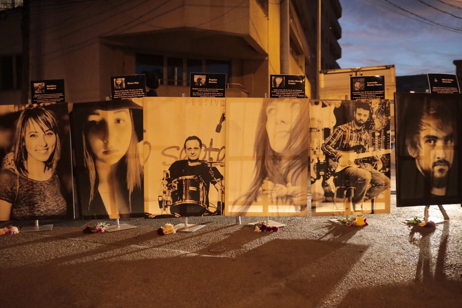 Marș în memoria victimelor de la Colectiv. Fotografiile tinerilor care au murit au fost așezate în fața Parchetului