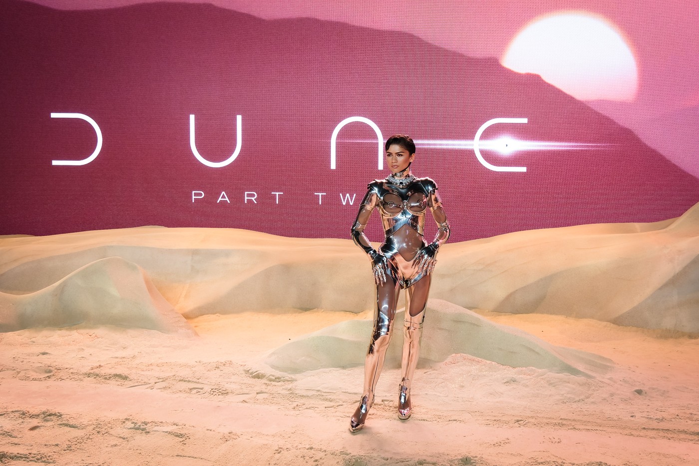 Zendaya, apariție excentrică într-un costum metalic. Ținuta actriței de la premiera filmului „Dune 2” e creată în 1995