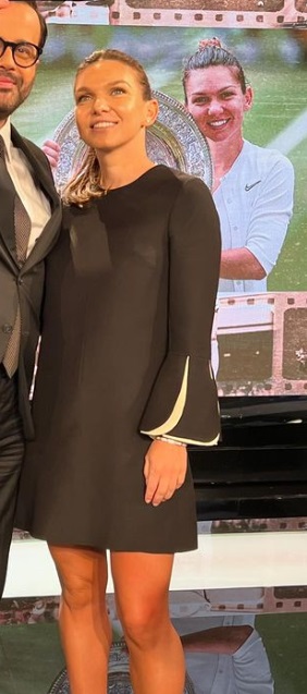 Simona Halep a purtat o rochie Valentino de peste 2.000 de euro, la prima apariție într-o emisiune la TV după verdictul de la TAS