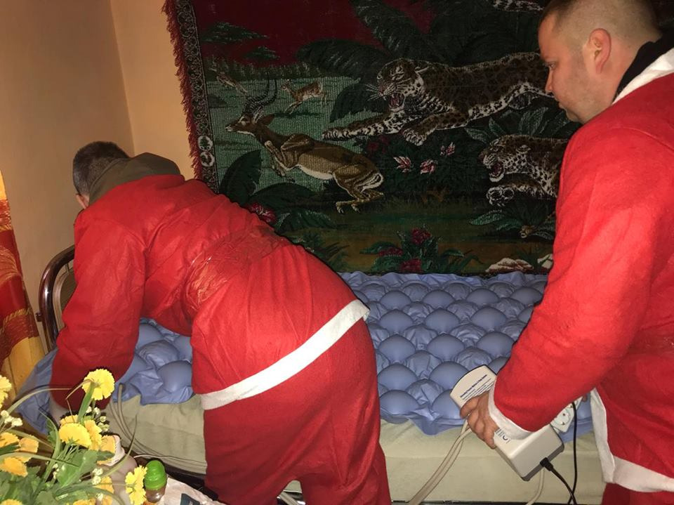 Moș Crăciun s-a urcat pe motocicletă să împartă cadouri copiilor sărmani din Timiș| FOTO/VIDEO