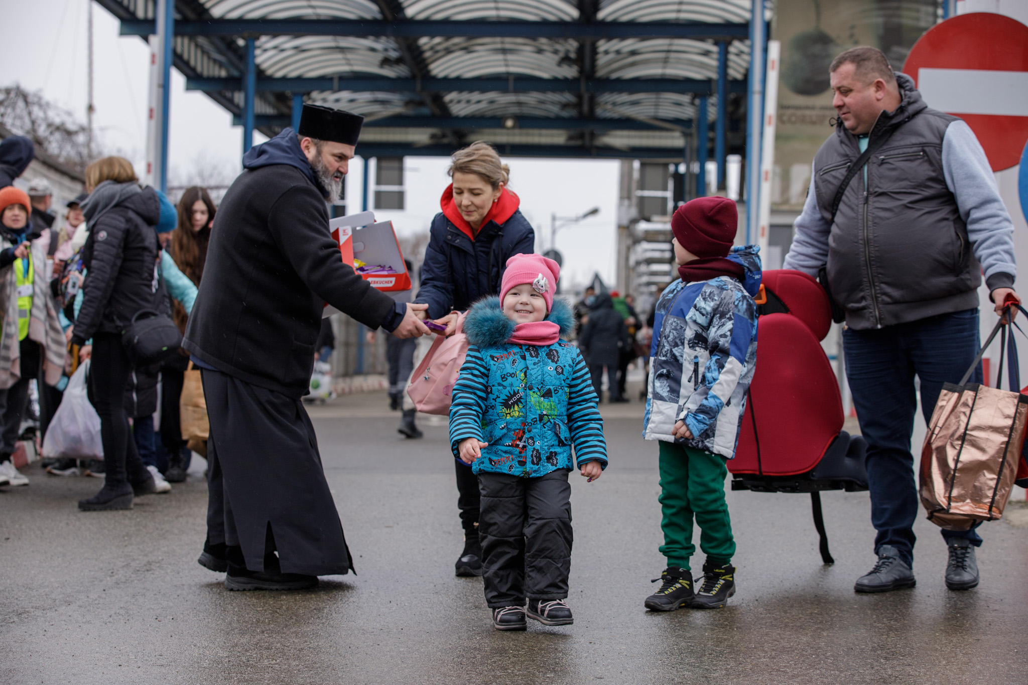 „Azi-noapte au lăsat să treacă și câțiva bărbați care aveau soțiile deja în România”. Ce se întâmplă la vama Sighetu Marmației