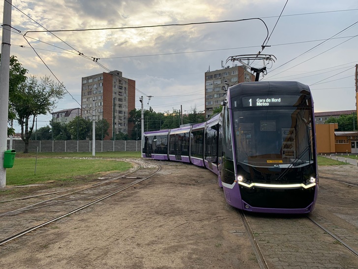 Tramvai de 2 milioane de euro, blocat într-o intersecție din Timișoara la prima ieșire pe traseu. „Nu știm de ce s-a oprit”
