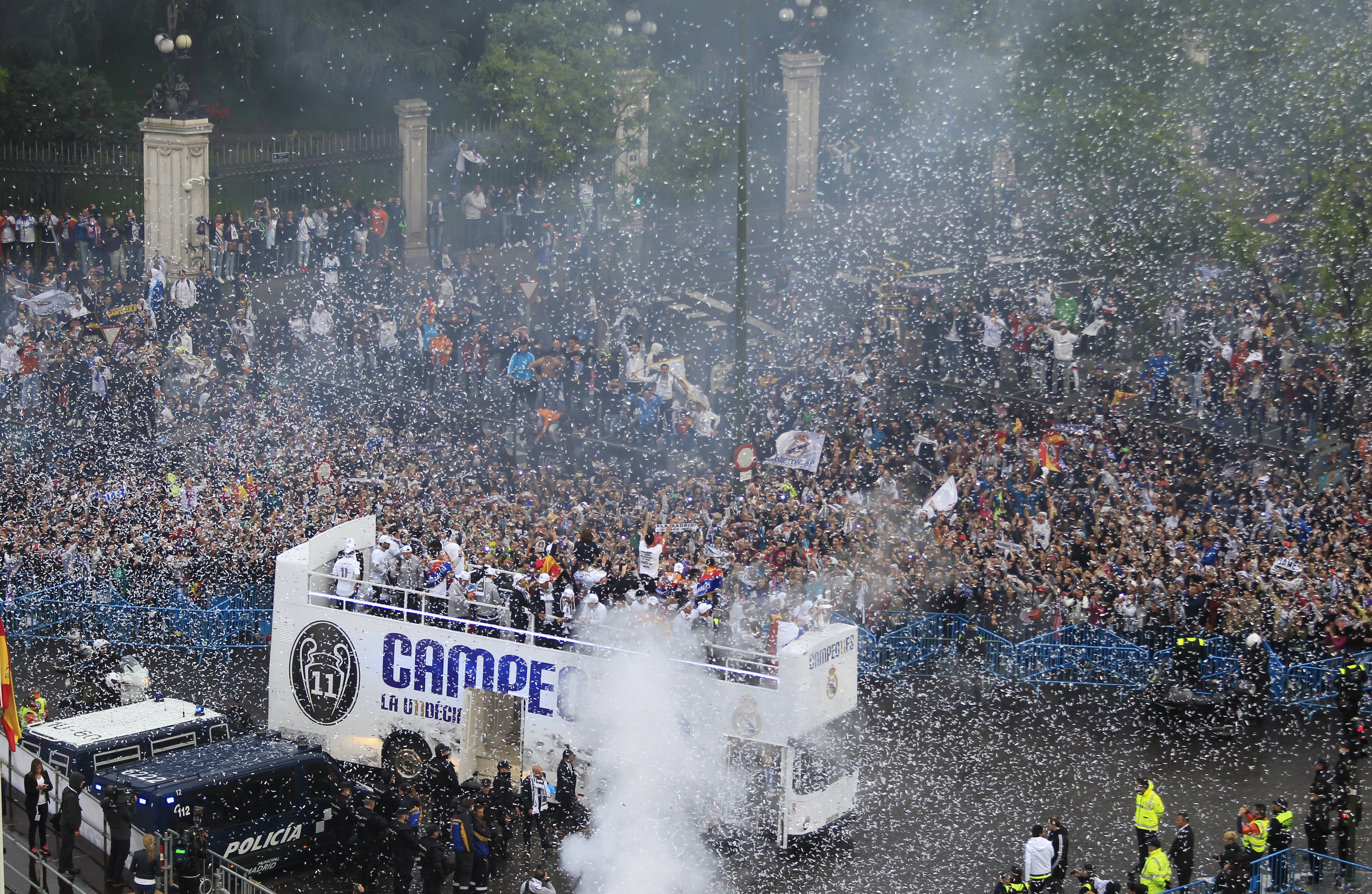 30.000 de oameni i-au așteptat o noapte întreagă pe campionii de la Real în Piața Cibeles| GALERIE FOTO&VIDEO