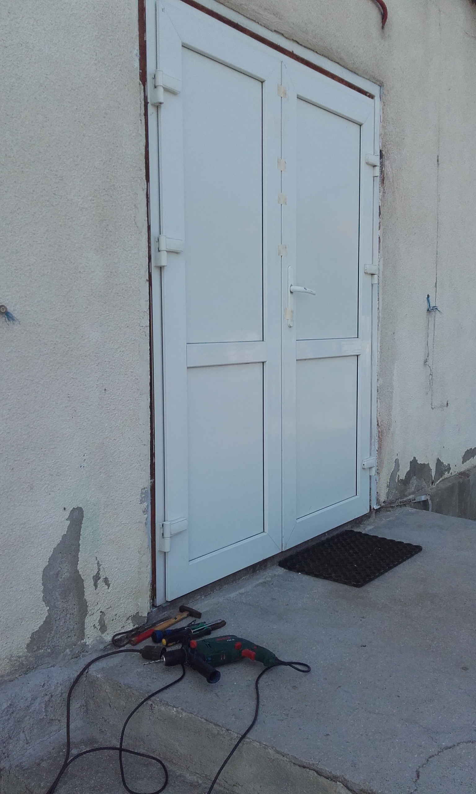 Două tone de carne în putrefacţie, găsite de inspectorii DSV într-un abator din Codlea