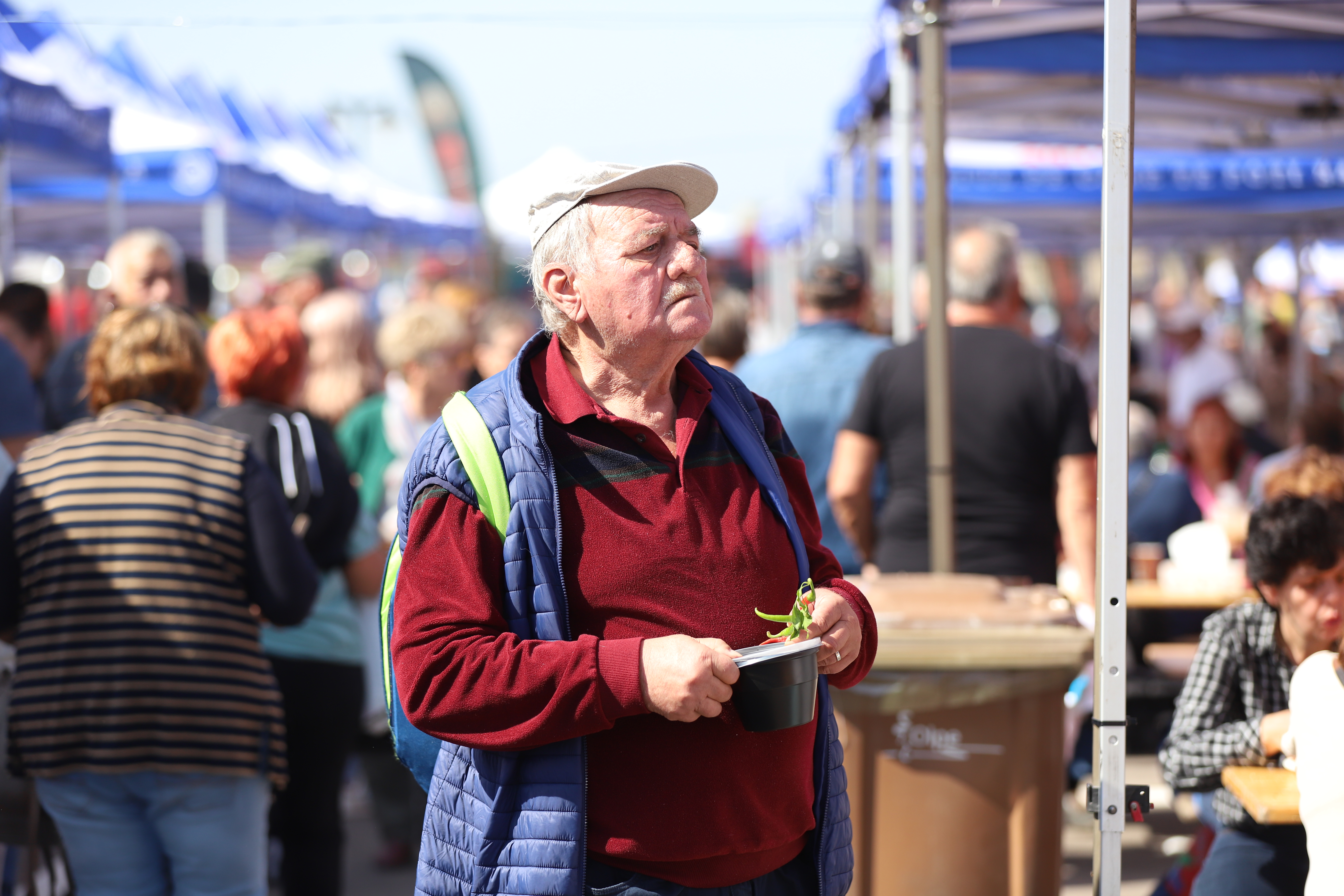 Secrete culinare de la Festivalul Borșului Lipovenesc din Jurilovca. Fără morcov, dar cu ardei și țicore de baltă: „Adevăratul gust îl dau oasele!” | FOTO REPORTAJ
