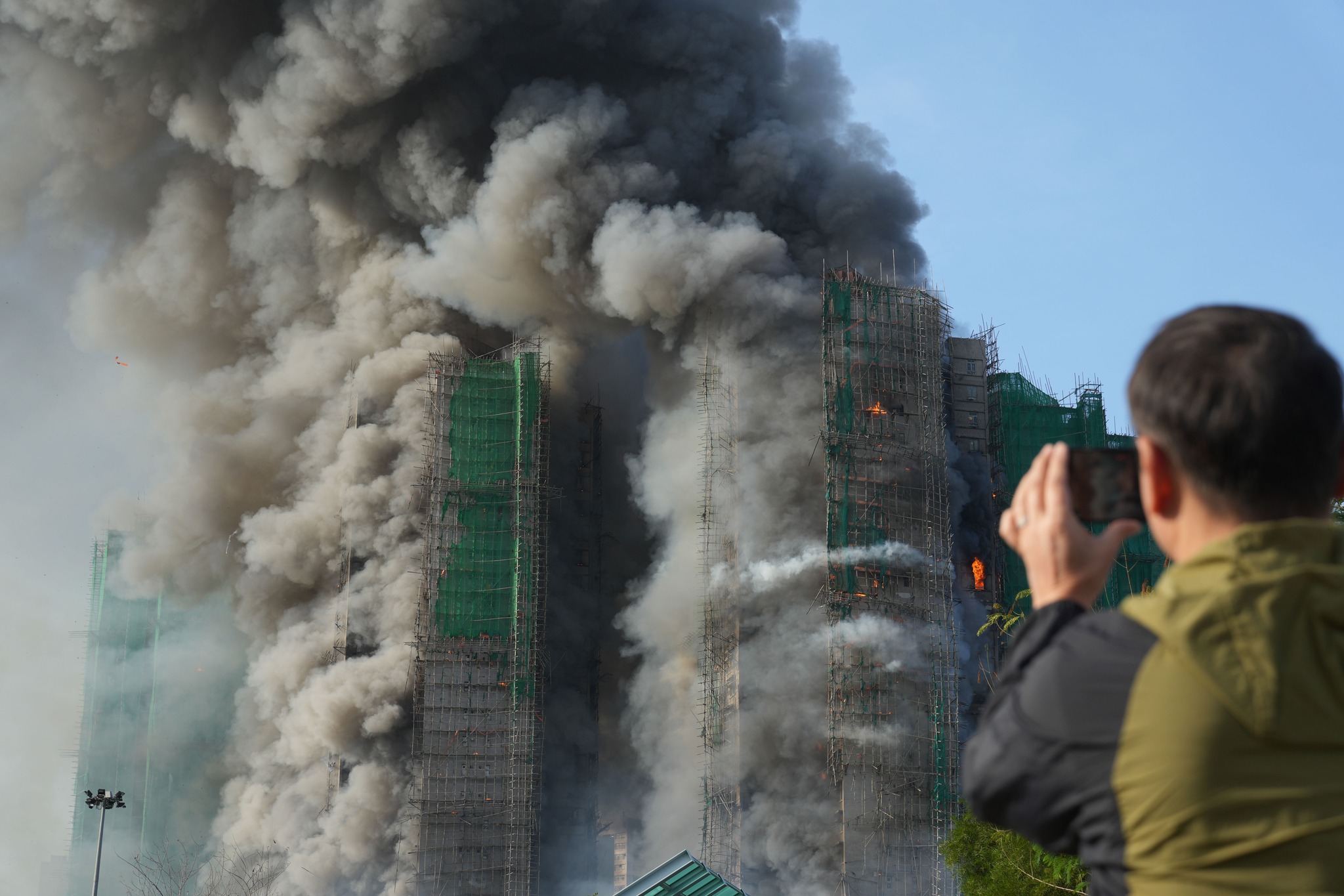 Un incendiu devastator a cuprins un complex de apartamente în Hong Kong. Zeci de oameni au murit, pompierii se luptă cu flăcările