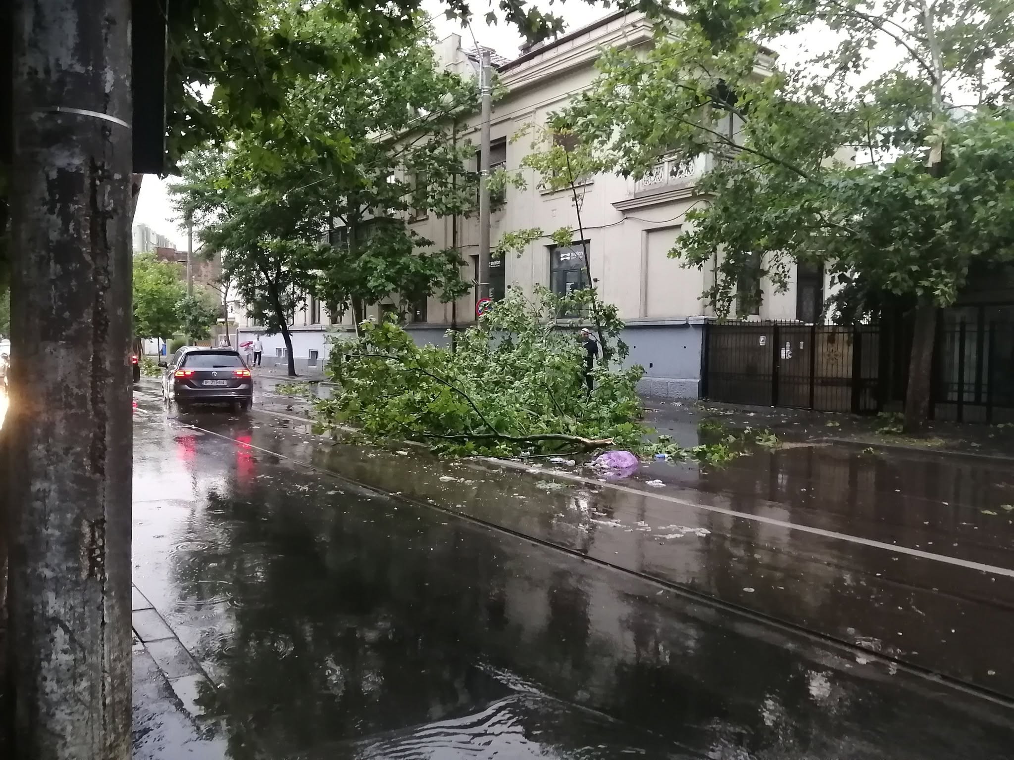 Furtună puternică în București: ANM a emis un cod portocaliu de vijelii și grindină pentru această seară. A fost emisă avertizare RO-Alert