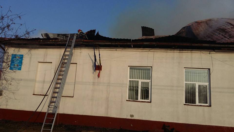 Incendiu la o școală din județul Timiș. Acoperișul clădirii, făcut scrum de flăcările uriașe