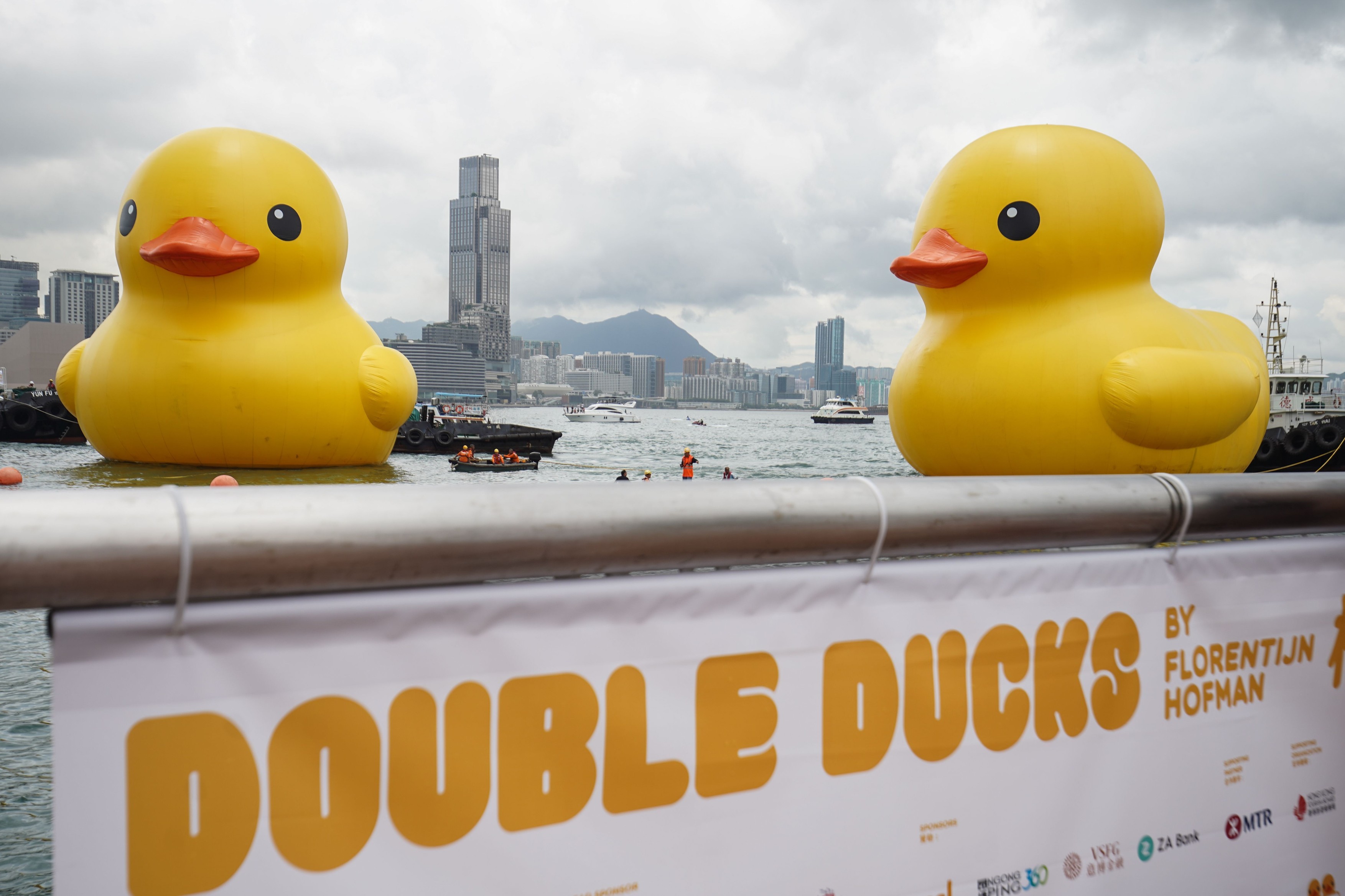 Apariție inedită într-un port: două rațe uriașe gonflabile, pentru „fericirea dublă” a locuitorilor din Hong Kong