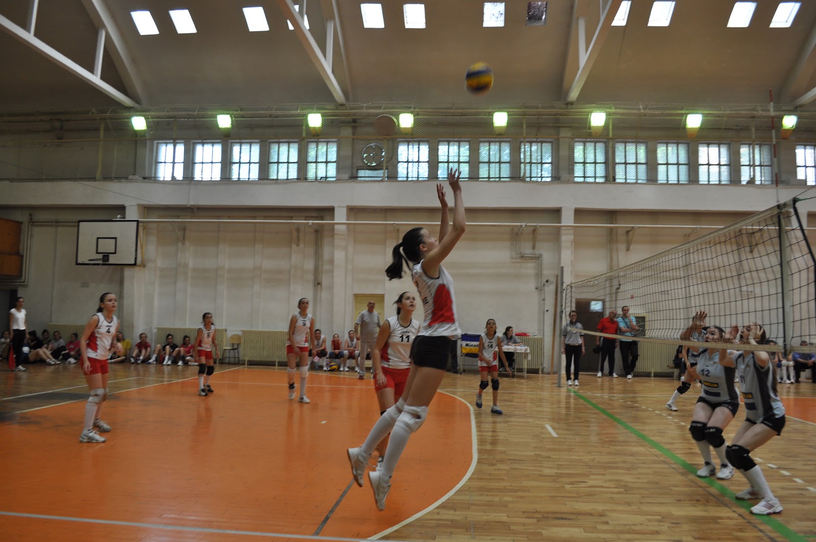 JUNIOR/ Voleiul, un sport care dezvoltă trupul și mintea. Unde te poți înscrie și cât plătești. Exemplul Sânzianei Motroc
