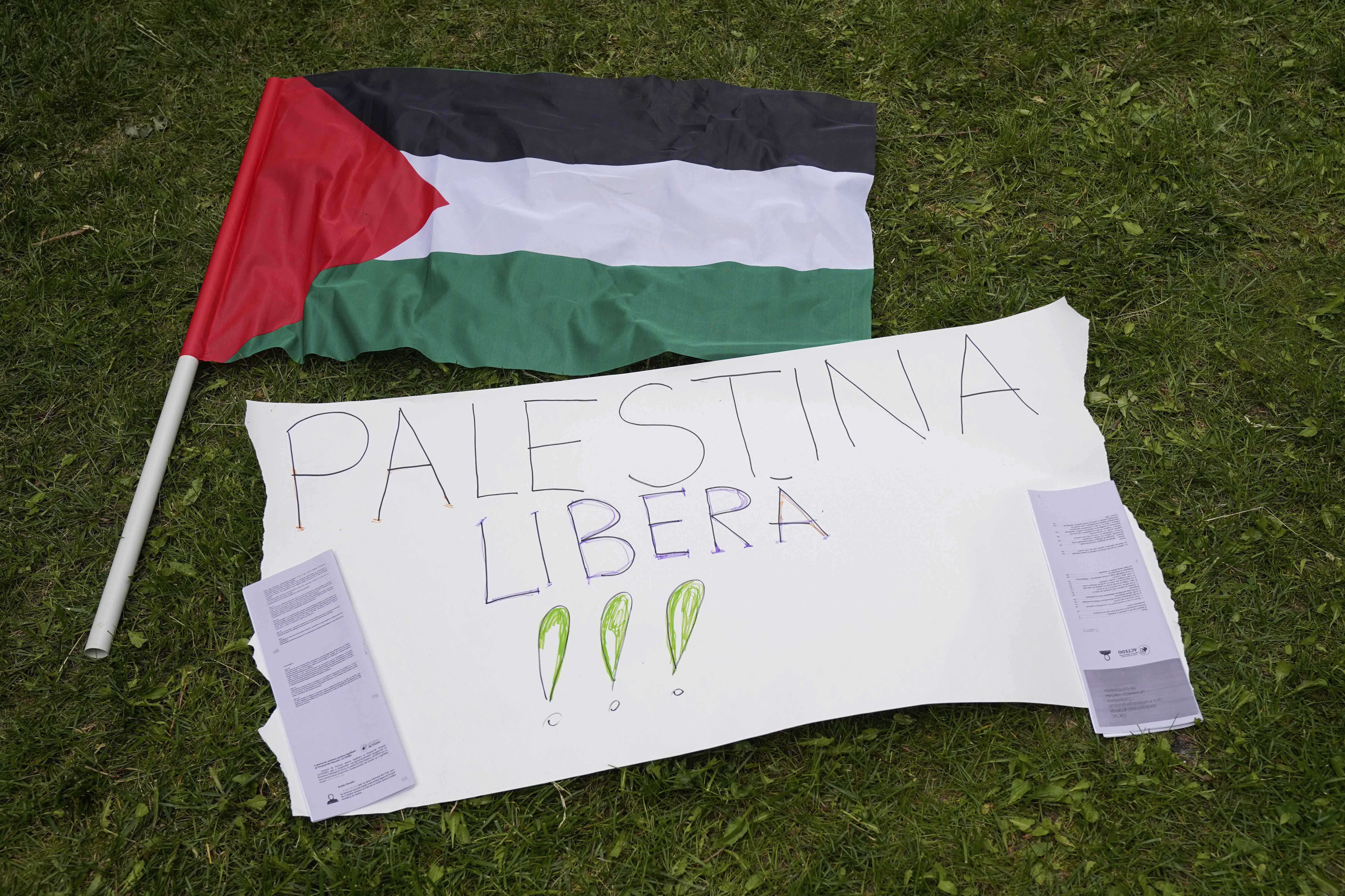 Tabără pro-Palestina, la rectoratul Universităţii Bucureşti, după modelul celor din SUA: „Opriți genocidul”