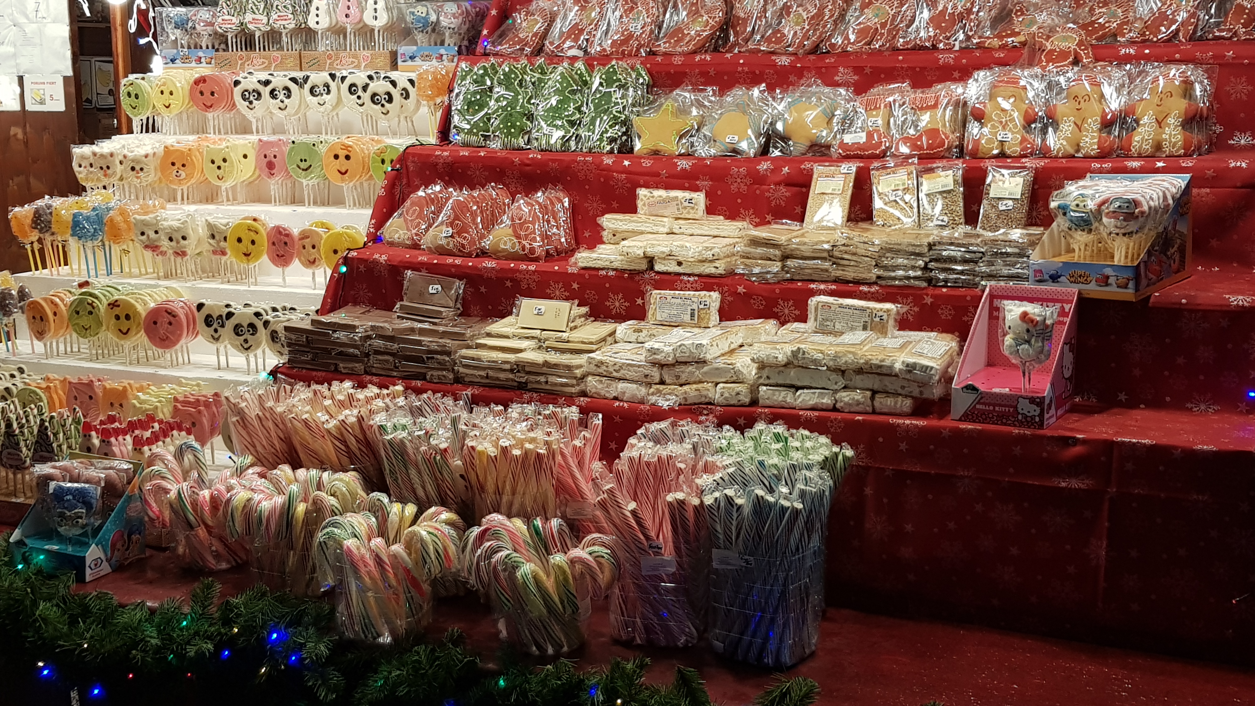 Bate vântul în târgurile de Crăciun din Iași. Comercianții se plâng că vremea rea le strică afacerile