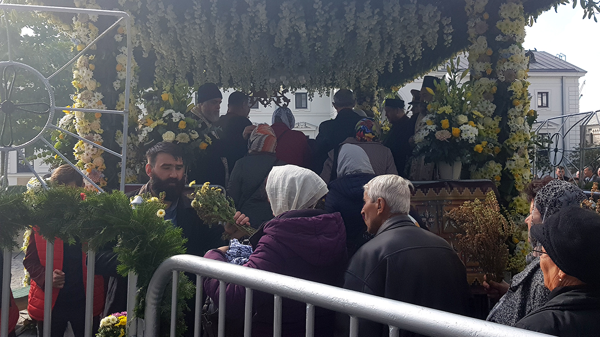 Zeci de mii de oameni s-au închinat la racla Sfintei Parascheva, în prima zi a pelerinajului de la Iași
