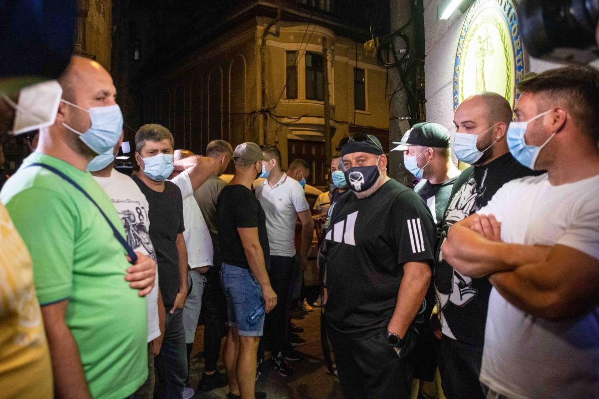 Îmbrânceli la DNA, unde susținătorii lui Ion Rădoi au mers să-l susțină pe liderul sindicatului de la metrou