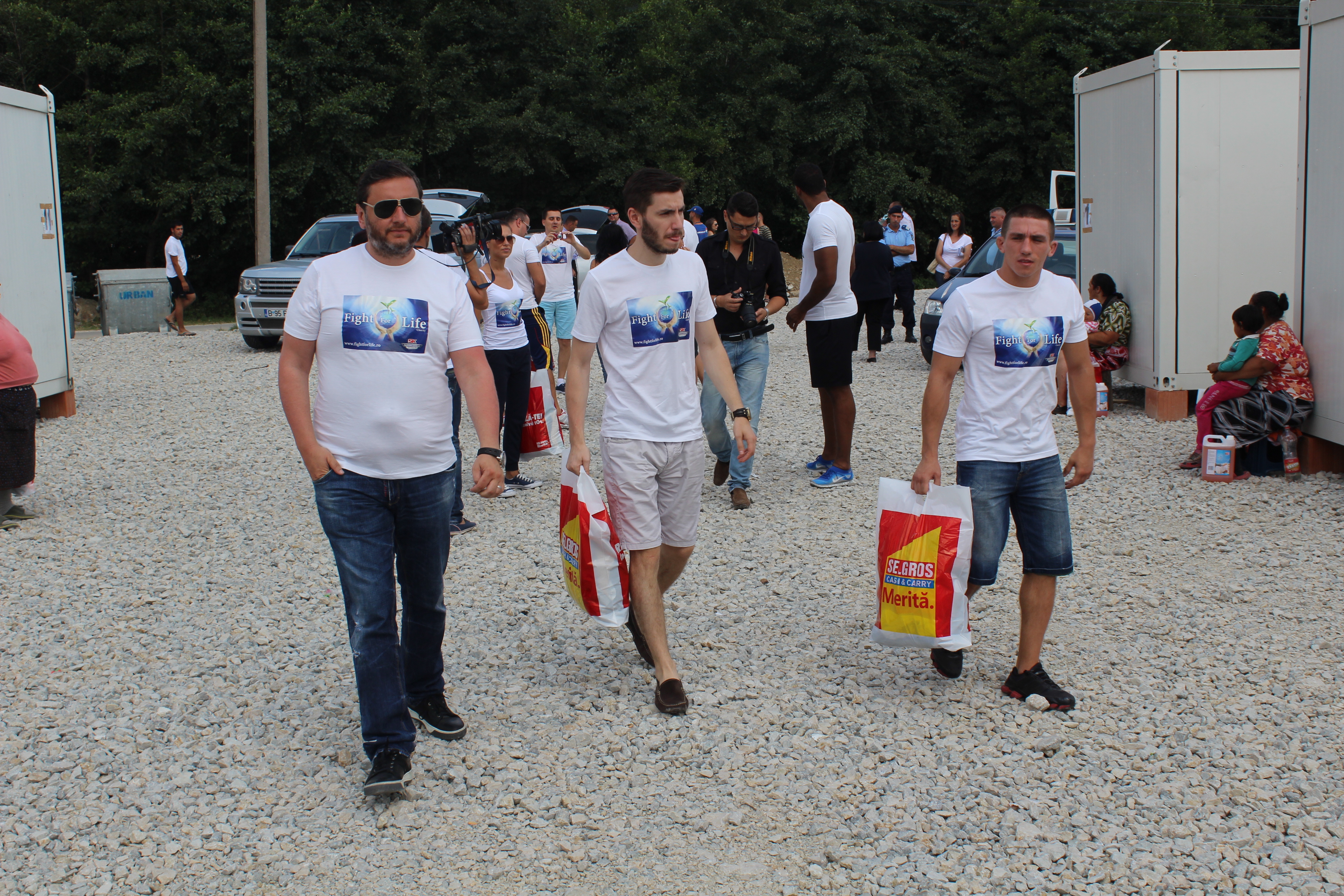Luptătorii Superkombat au împărţit materiale de construcţii şi ajutoare sinistraţilor din Vaideeni