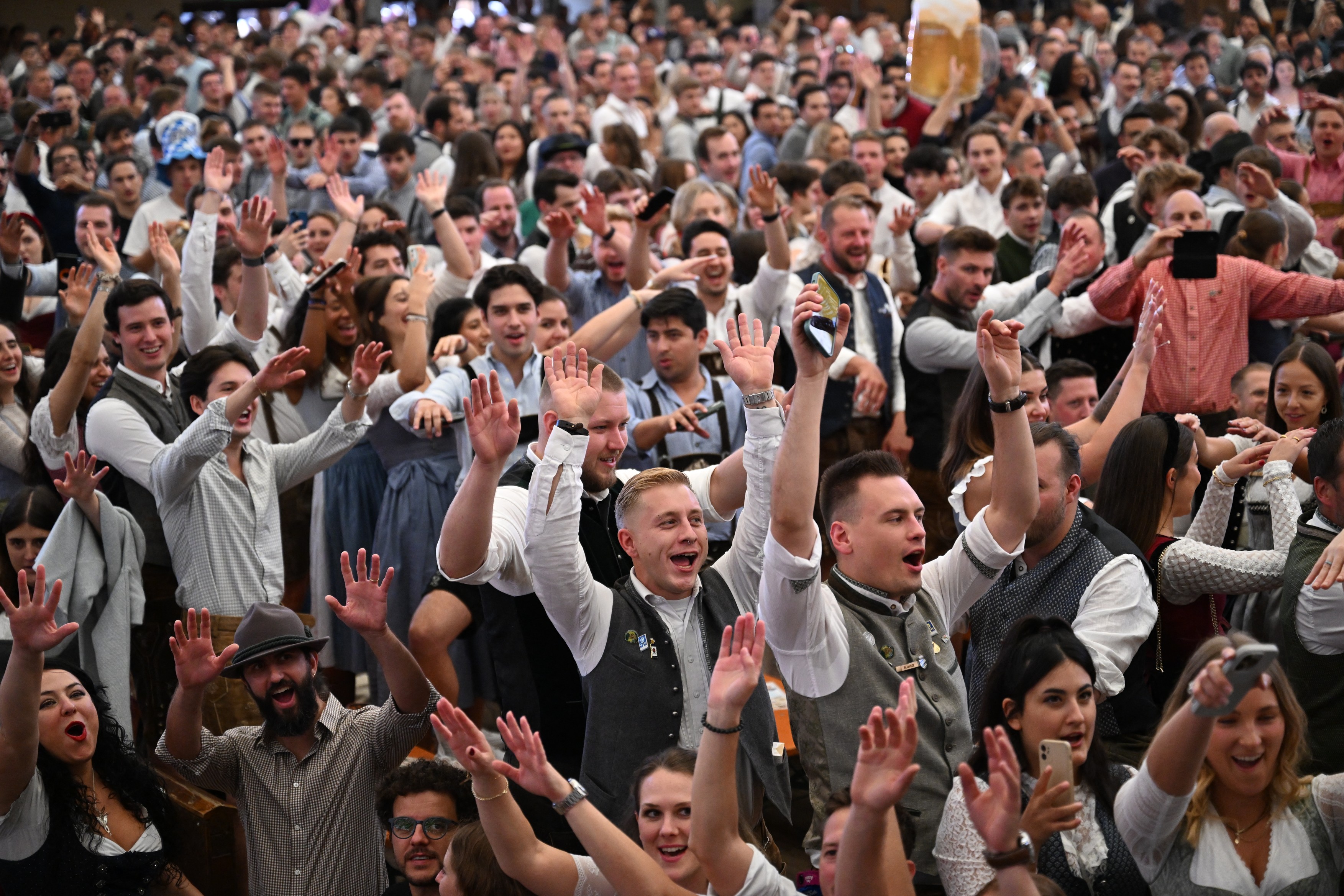 Mii de oameni au rupt-o la fugă spre berării, când s-au deschis porțile Oktoberfest 2024, la München | VIDEO