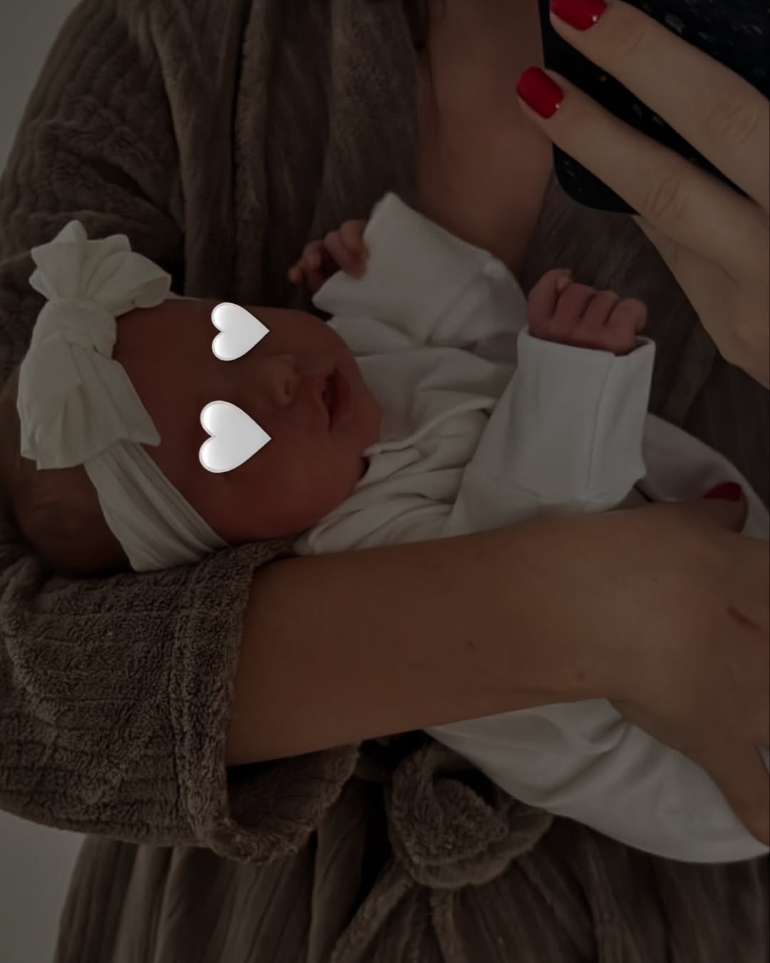 Primele imagini cu fetița Iustinei Loghin de la „Insula iubirii”. I-a ascuns chipul micuței Ivana până acum