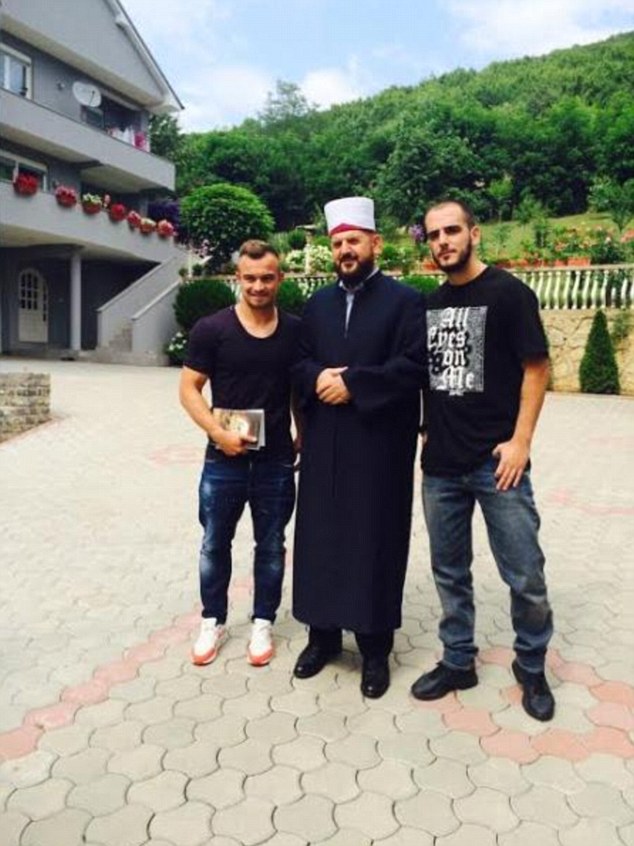 Un fotbalist a fost certat că s-a pozat cu un imam suspectat de terorism