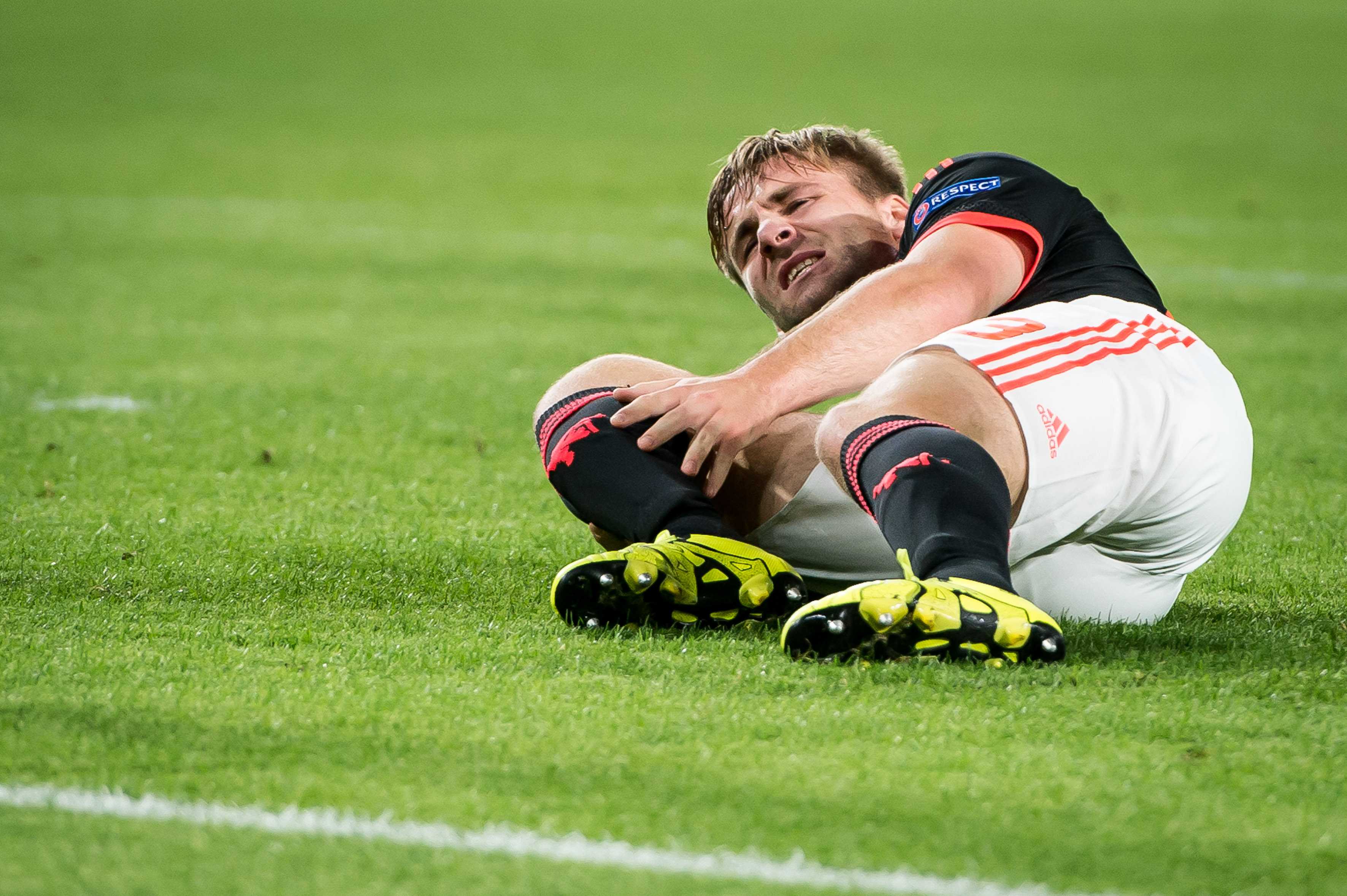 Englezul Luke Shaw a suferit o accidentare horror la meciul PSV - Manchester United / GALERIE FOTO