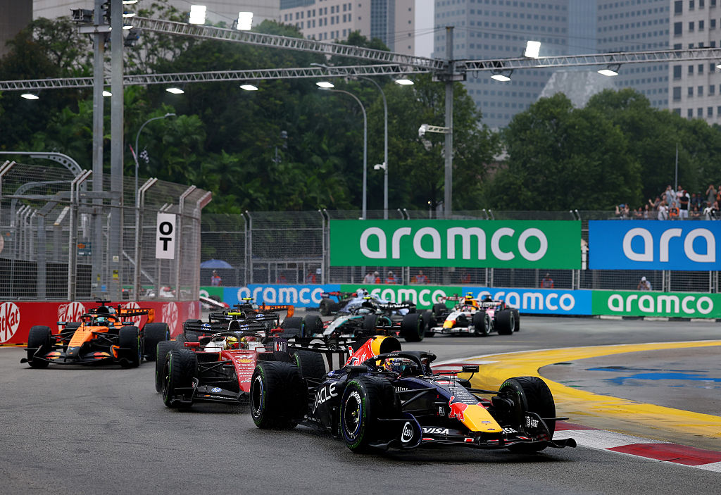 Eső és káosz: Russell az élről esett ki, Verstappen nyerte az F1-sprintfutamot Szingapúrban – videó
