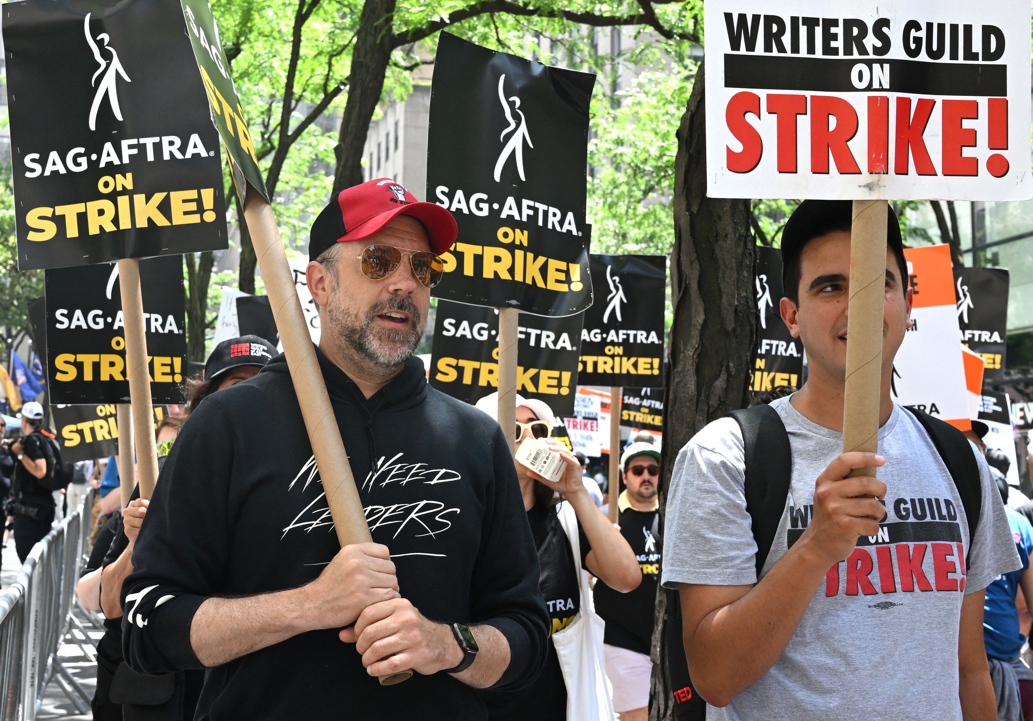 Vedetele s-au alăturat celei mai mari greve de la Hollywood din ultimii ani și au pichetat sediile principalelor studiouri americane