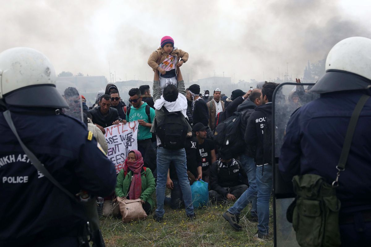 FOTO | Violențe în taberele de imigranți din nordul Greciei! Poliția a intervenit pentru a-i opri pe refugiați să treacă în Macedonia de Nord