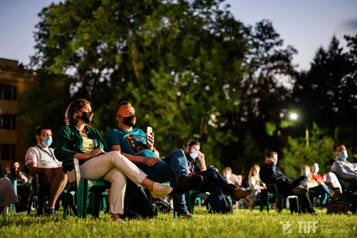 Pasiuni contra COVID. Imagini de la festivalul TIFF din Cluj, unde mii de oameni se uită la filme în aer liber, respectând măsurile