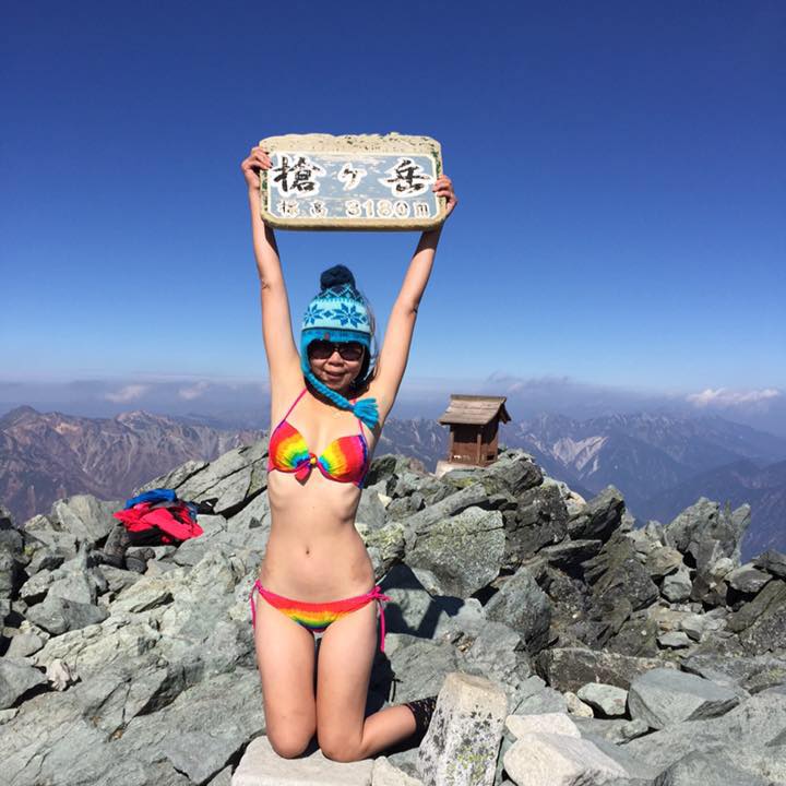 FOTO | O tânără din Taiwan cunoscută drept "Alpinista în bikini" a fost găsită înghețată pe munte după ce a căzut de la înălțime