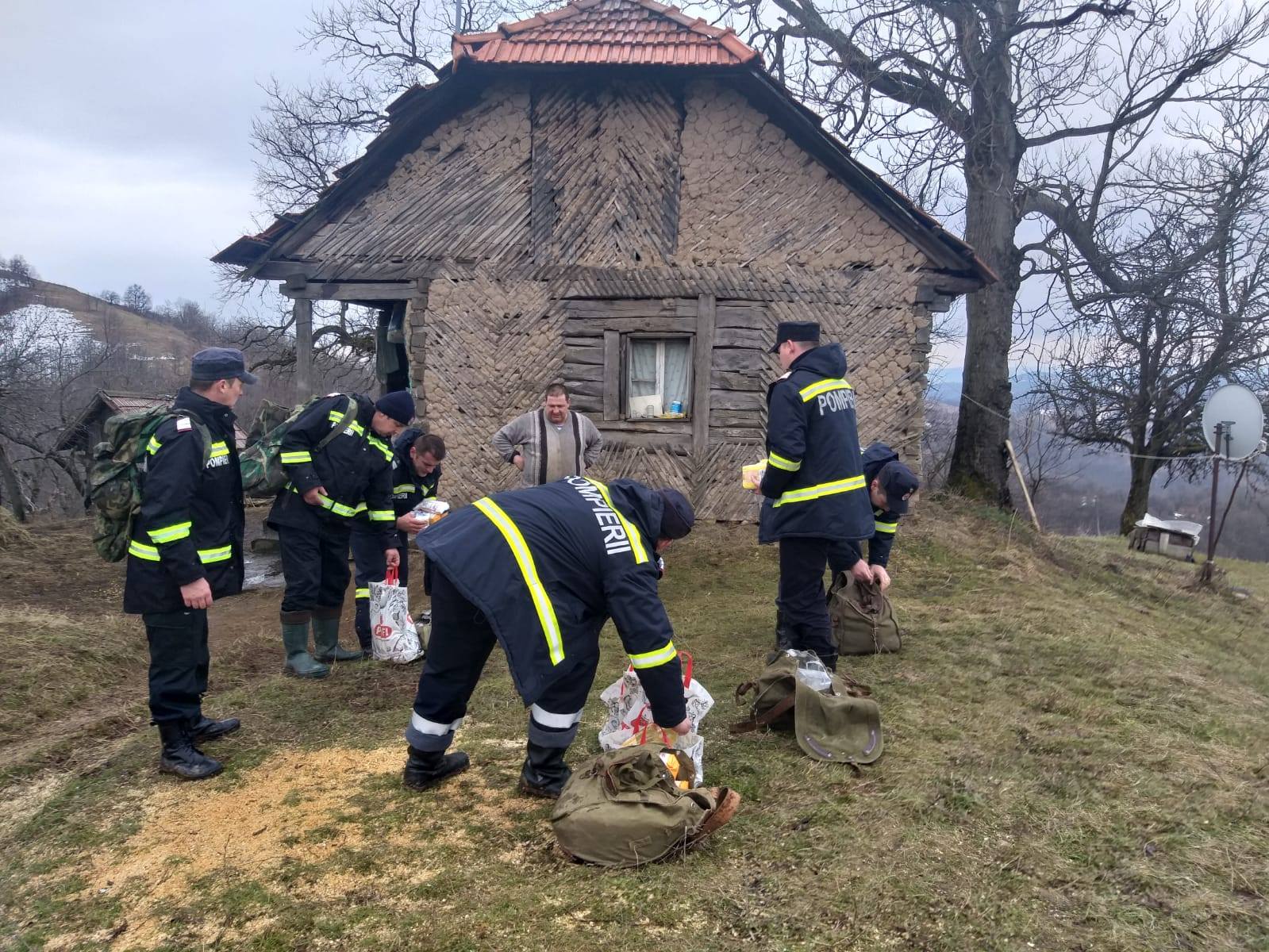 Ajutor nesperat pentru bătrânii din satele risipite din Munții Apuseni. Pompierii le-au adus în ranițe mâncare și apă / FOTO
