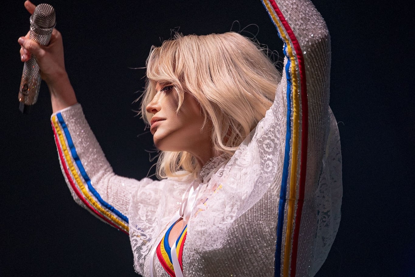 Loredana Groza a făcut spectacol la Cluj după gala TIFF. Nadia Comăneci, Simona Halep și Andreea Esca au urcat pe scenă alături de artistă